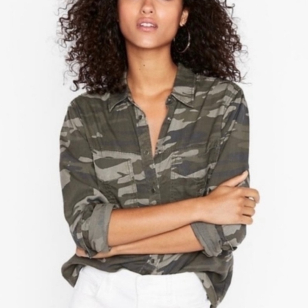 3/$20🌟 Express Camo Boyfriend Button Down Roll Tab Sleeve Shirt Size Small